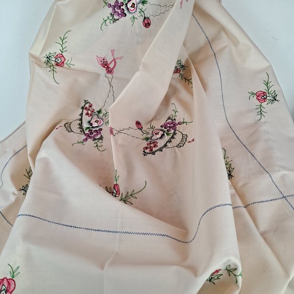 Vintage 1970s Embroidered Floral Tablecloth with 6 Embroidered Napkins Square - Picture 2 of 15